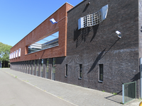 908242 Gezicht op de zijgevel van het bureau van de Politie Midden-Nederland (Burgemeester Middelweerdplaats 2) te De ...